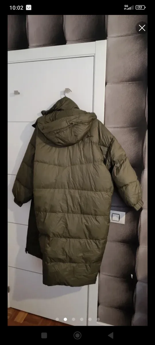 Abrigo Bimba y Lola verde plumón oversize.