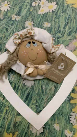 Decorazione cuore in legno con bambola