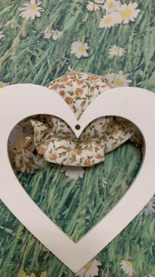 Decorazione cuore in legno con bambola