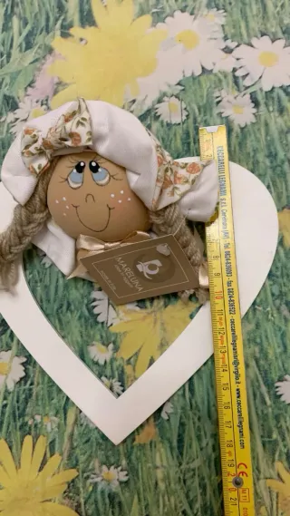 Decorazione cuore in legno con bambola