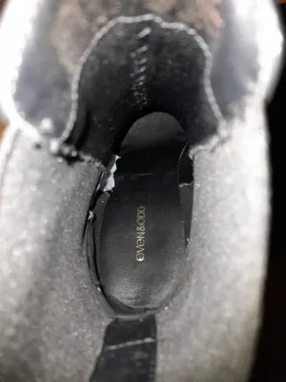 Botines negros con tachuelas y hebilla