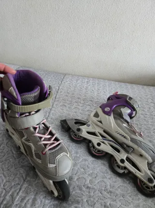 Patines en línea grises y morados