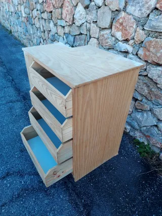 Cajonera de madera con 4  cajones,  64 x 59 d fond