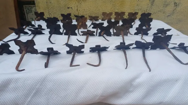 Chiodi antichi in ferro battuto Dimensioni 6x6 cm