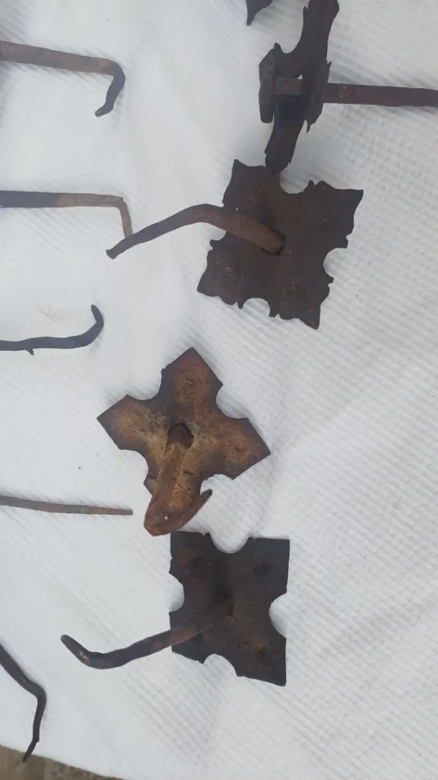 Chiodi antichi in ferro battuto Dimensioni 6x6 cm