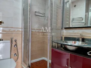 Se vende piso con ascensor y balcón