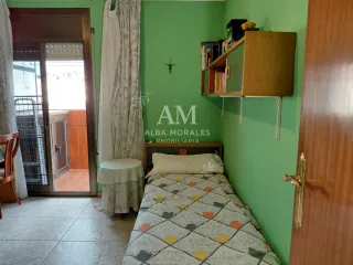 Se vende piso con ascensor y balcón