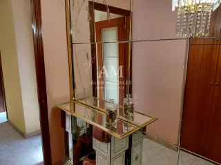 Se vende piso con ascensor y balcón