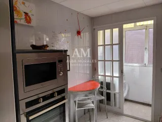 Se vende piso con ascensor y balcón