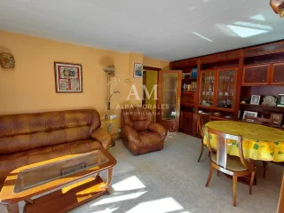 Se vende piso con ascensor y balcón