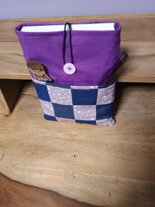 Funda acolchada para libro con diseño de patchwork