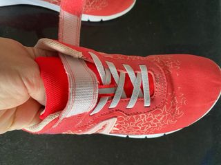 Zapatillas deportivas rosas con cordones
