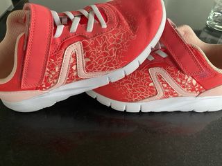 Zapatillas deportivas rosas con cordones