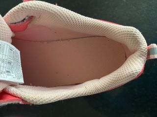 Zapatillas deportivas rosas con cordones