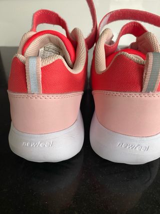 Zapatillas deportivas rosas con cordones