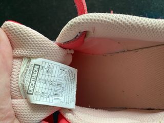 Zapatillas deportivas rosas con cordones