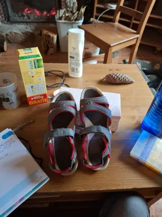 Sandalias grises y rojas