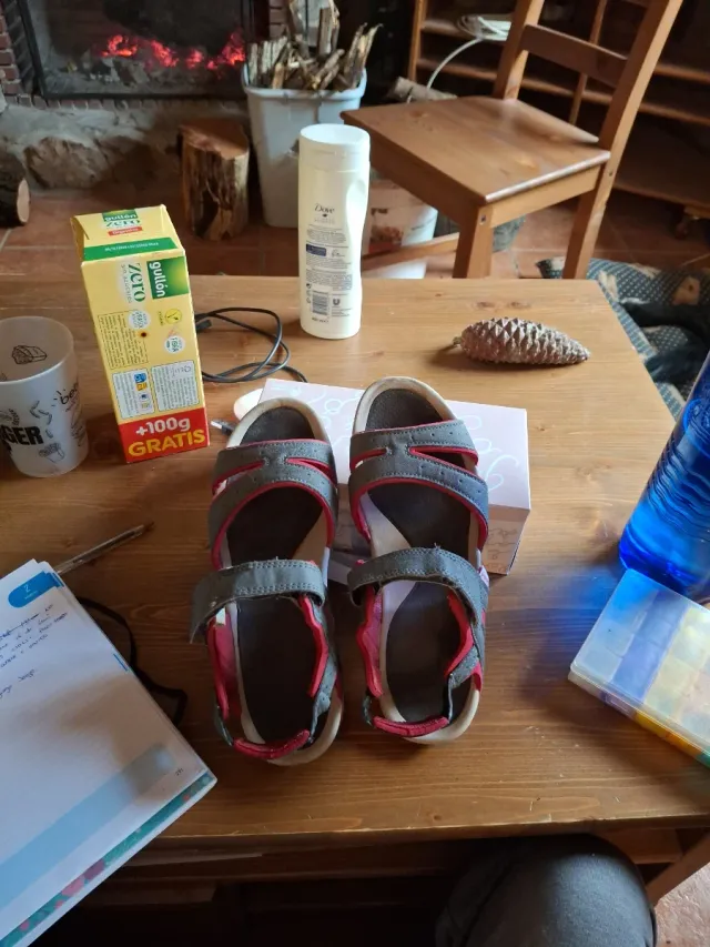 Sandalias grises y rojas