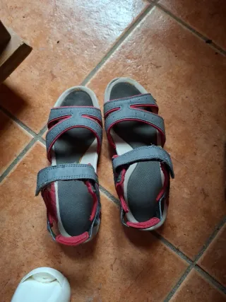 Sandalias grises y rojas