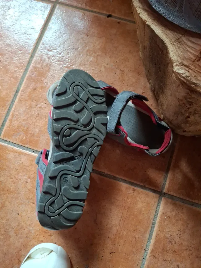 Sandalias grises y rojas