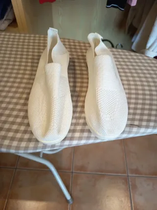 Zapatos blancos nuevos