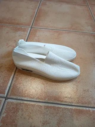 Zapatos blancos nuevos