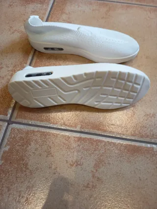 Zapatos blancos nuevos
