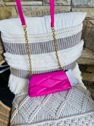 Bolso NUEVO acolchado con cadena dorada