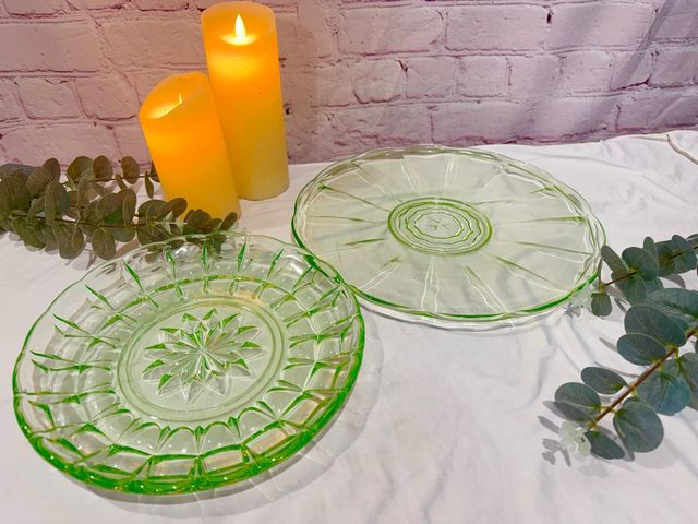 Coppia di piatti in vetro verde