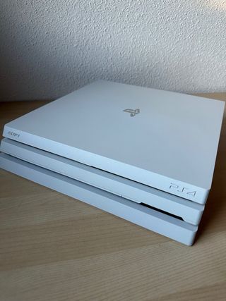 PS4 Pro 1TB y 7 Juegos Precintados!