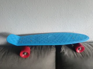 Patinete monopatín azul con ruedas rojas