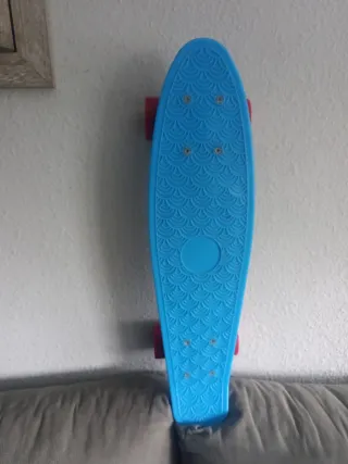 Patinete monopatín azul con ruedas rojas