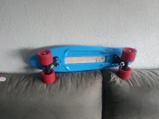 Patinete monopatín azul con ruedas rojas