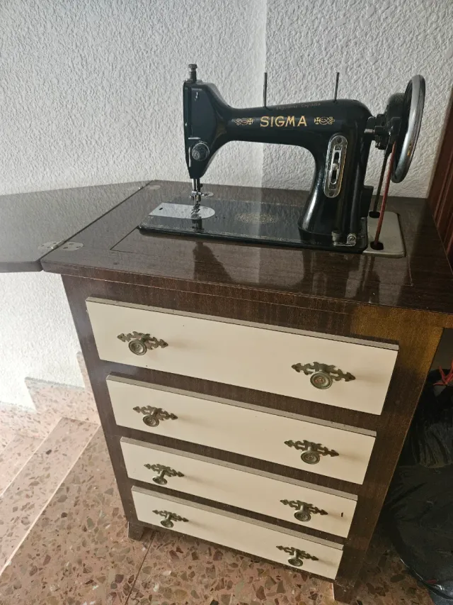 Máquina de coser Sigma con pedal