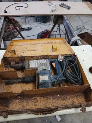 Taladro percutor AEG con maletín