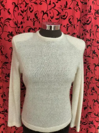 Camiseta beige con hilo dorado y lazada