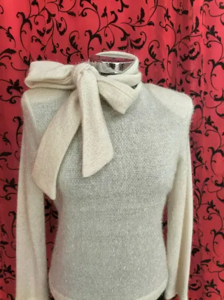 Camiseta beige con hilo dorado y lazada