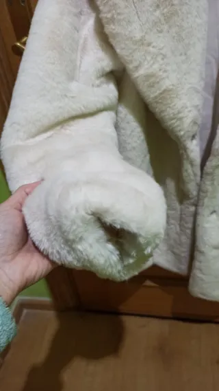 Abrigo de pelo beige, está nuevo, oversize