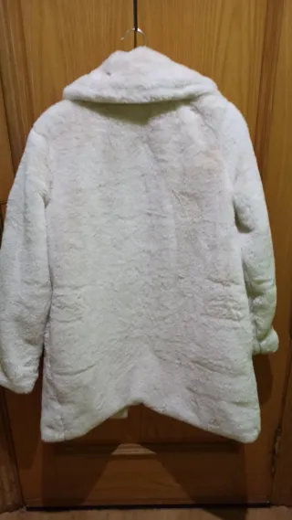 Abrigo de pelo beige, está nuevo, oversize