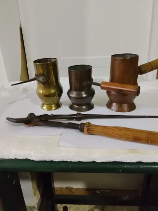 Chocolateras antiguas y tijeras