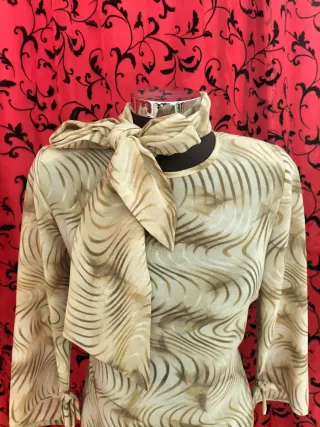 Camisa estampada beige y marrón