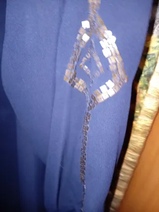 Vestido fiesta azul con detalles dorados