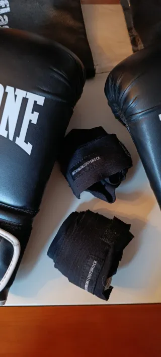 Guantes Boxeo 14 OZ nuevos, muñequeras y bolsa.