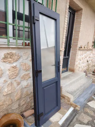 Puerta PVC Gris con Cristal