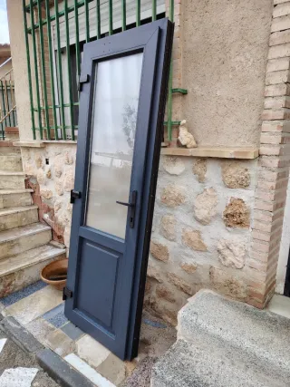 Puerta PVC Gris con Cristal