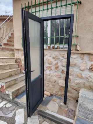 Puerta PVC Gris con Cristal