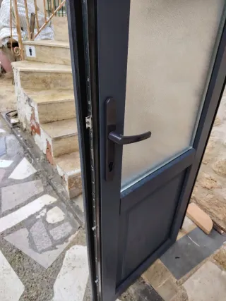 Puerta PVC Gris con Cristal