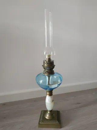 Antico quinqué azzurro e ottone