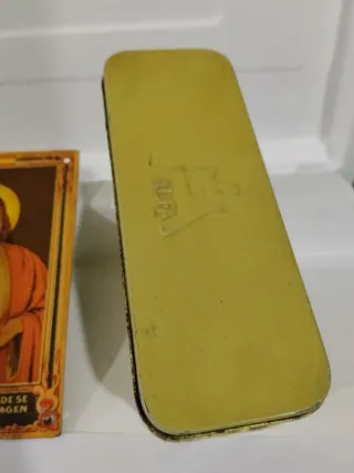 Latas de costura antiguas