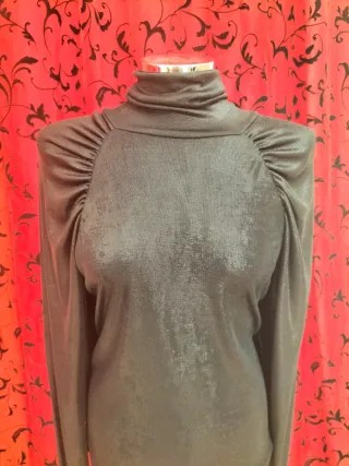 Camiseta cuello alto plateado oscuro